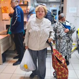 Пакет с продуктами возвращает людям возможность заботиться о себе и своих близких Пакет с продуктами возвращает людям возможность заботиться о себе и своих близких