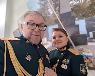 Петр Сухов обозначил казачью песню как основу эстрадного репертуара с женой Петр Сухов обозначил казачью песню как основу эстрадного репертуара с женой