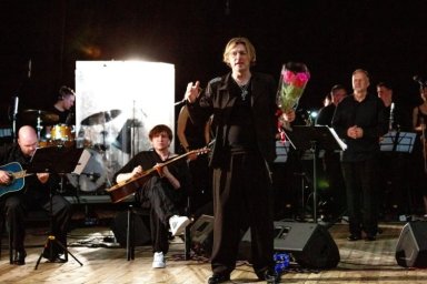 Во время масштабного отключения света музыканты и зрители почувствовали единство и силу музыки Во время масштабного отключения света музыканты и зрители почувствовали единство и силу музыки